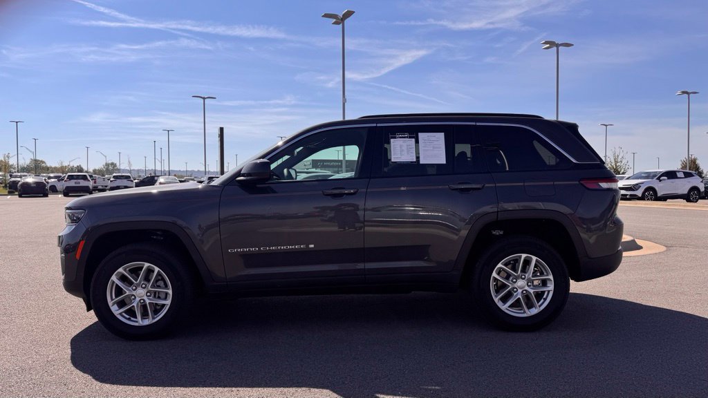 Used 2026 Jeep Grand Cherokee Laredo AWD/4WD image 4