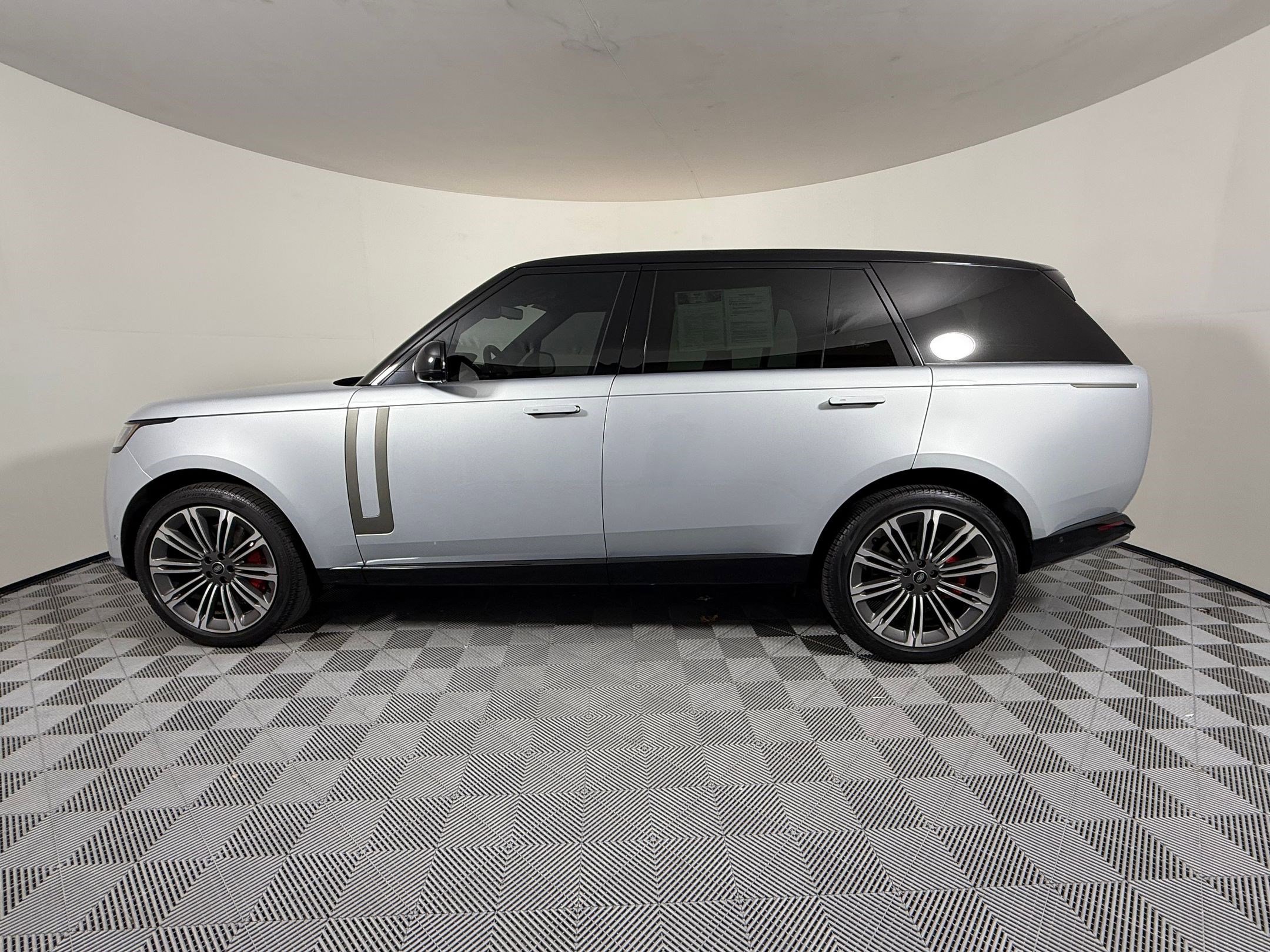 Used 2023 Land Rover Range Rover Long Wheelbase SE image 2