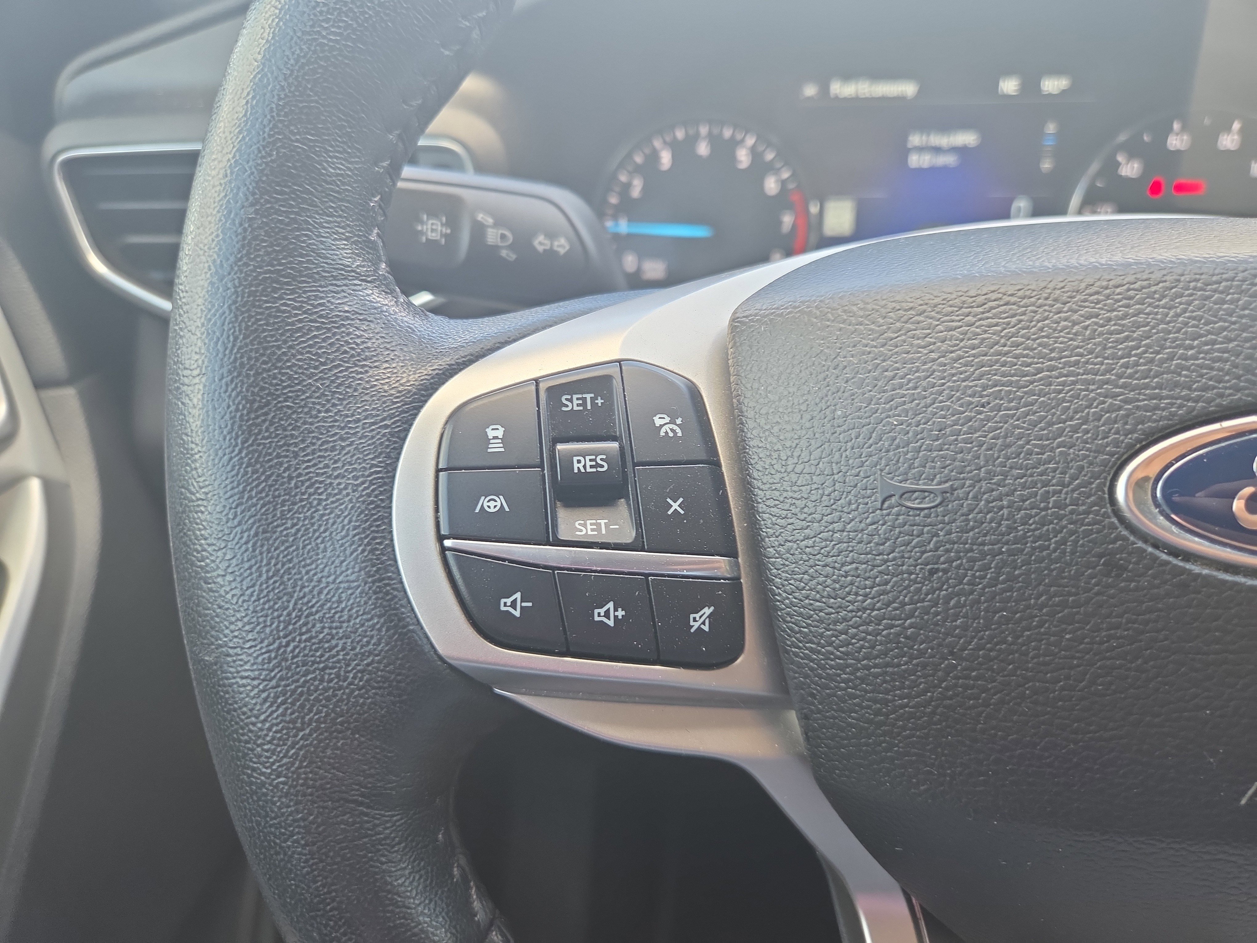 Used 2022 Ford Explorer XLT w/ Equipment Group 202A image 12