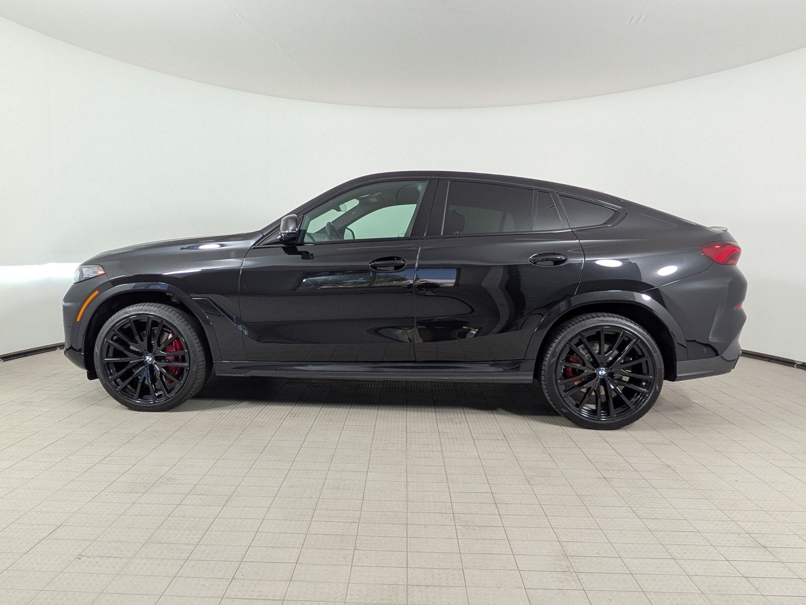 Used 2024 BMW X6 xDrive40i w/ Premium Package AWD/4WD image 2