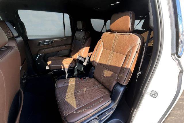 Used 2025 Chevrolet Suburban High Country image 22