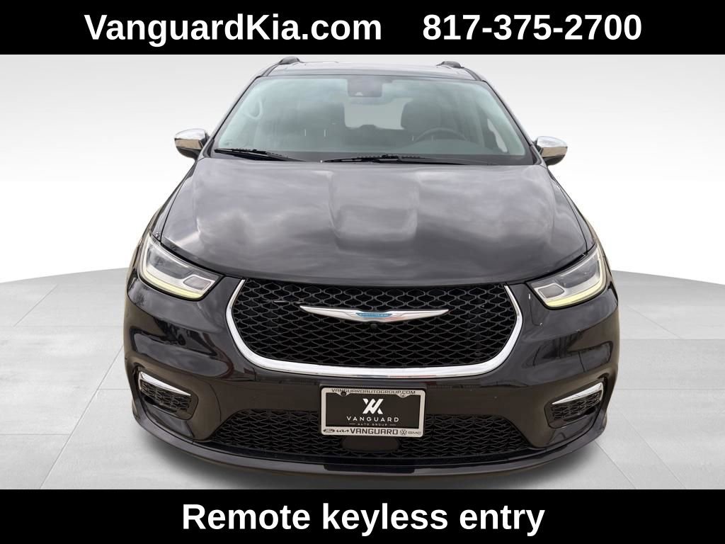 Used 2021 Chrysler Pacifica Limited w/ Uconnect Theater Family Group image 7