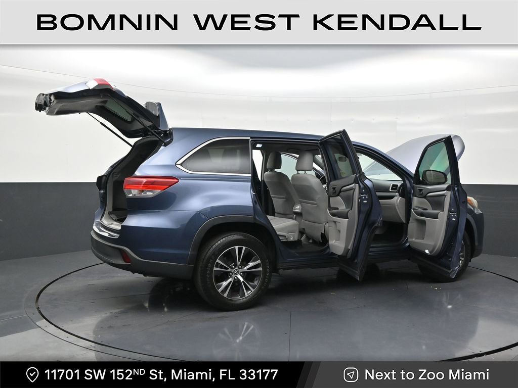 Used 2018 Toyota Highlander LE image 29