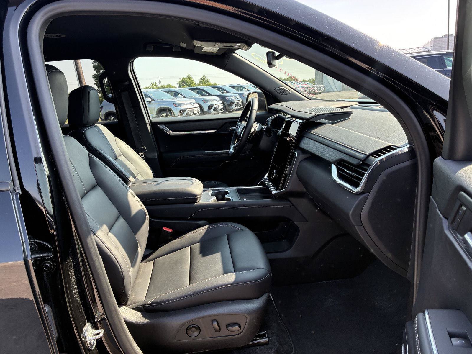 Used 2025 GMC Acadia Elevation w/ Elevation Premium Package AWD/4WD image 22