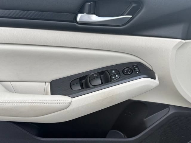 Used 2025 Nissan Altima 2.5 SV FWD image 21