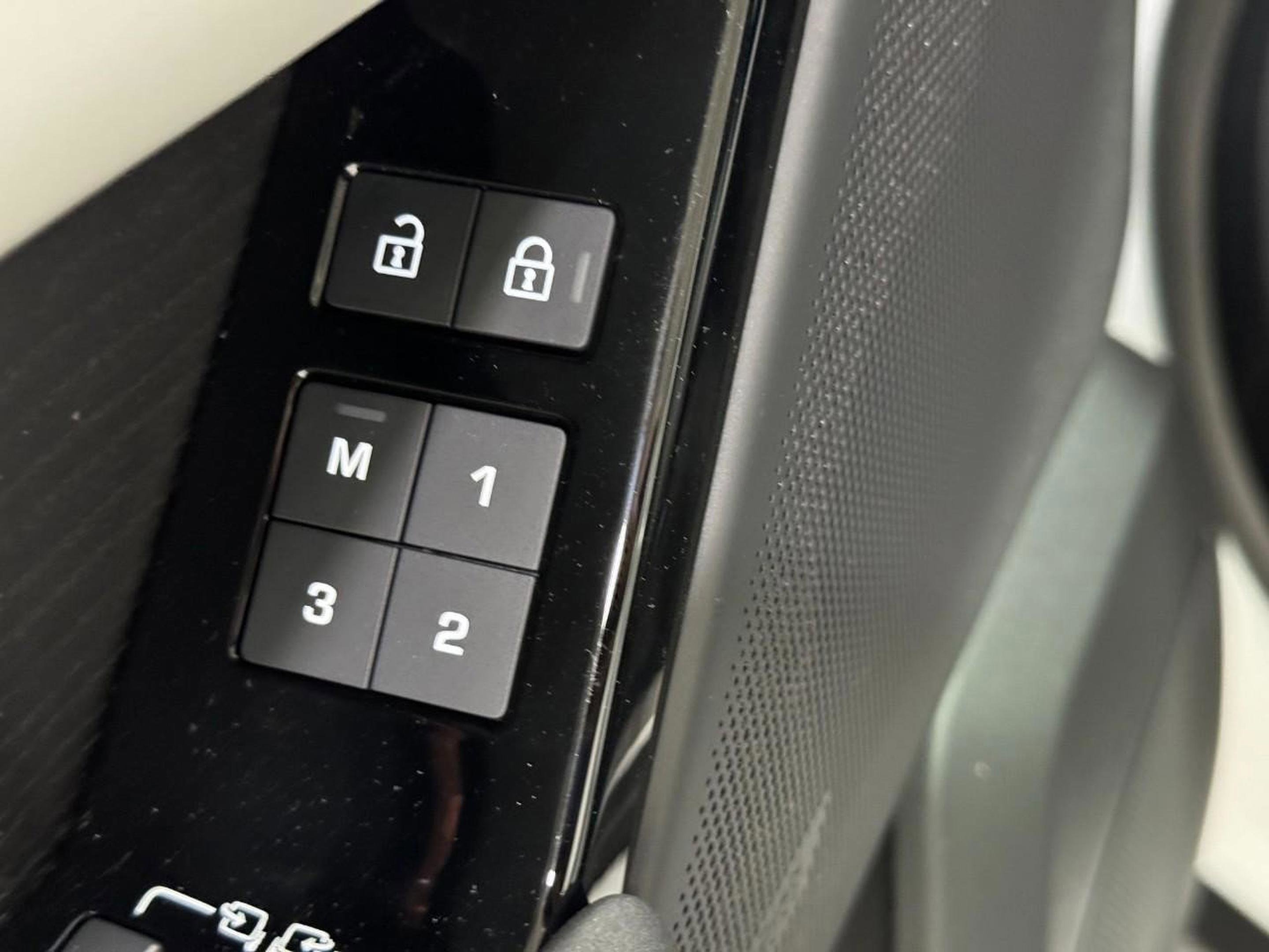 Used 2026 Land Rover Range Rover Velar Dynamic SE image 17