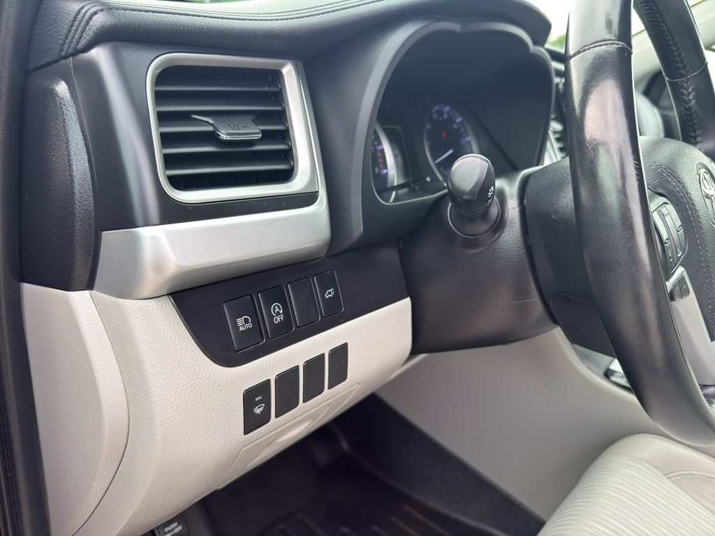 Used 2019 Toyota Highlander Plus AWD/4WD image 14