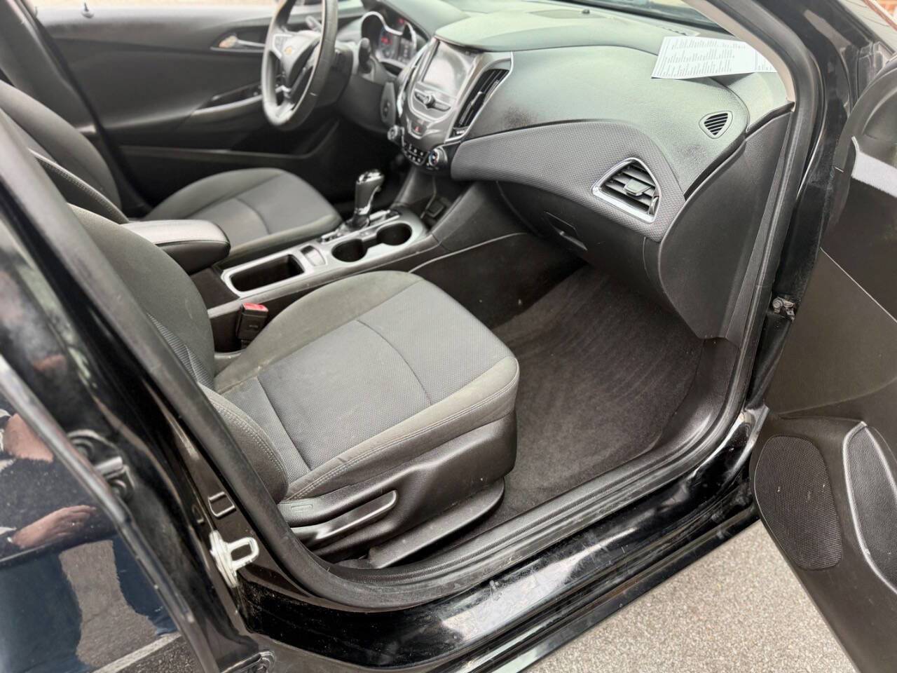 Used 2018 Chevrolet Cruze LT w/ Convenience Package image 3