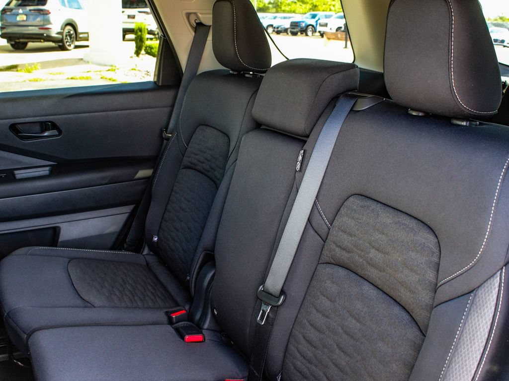 Used 2025 Nissan Pathfinder S AWD/4WD image 32