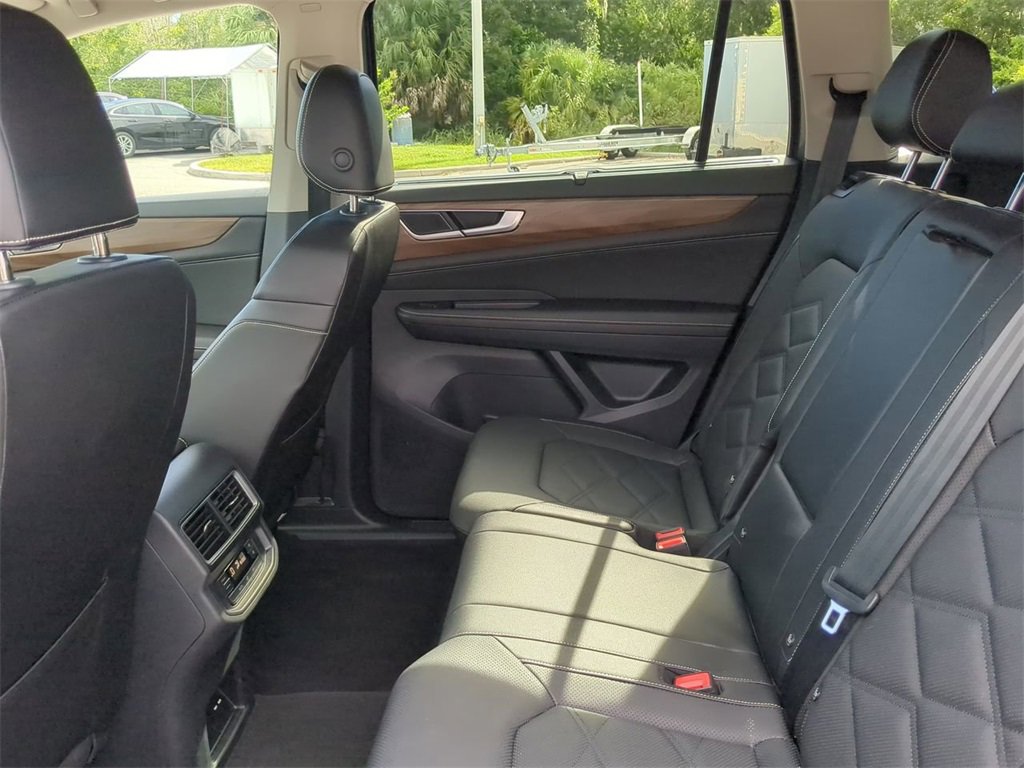 Used 2025 Volkswagen Atlas SE image 12