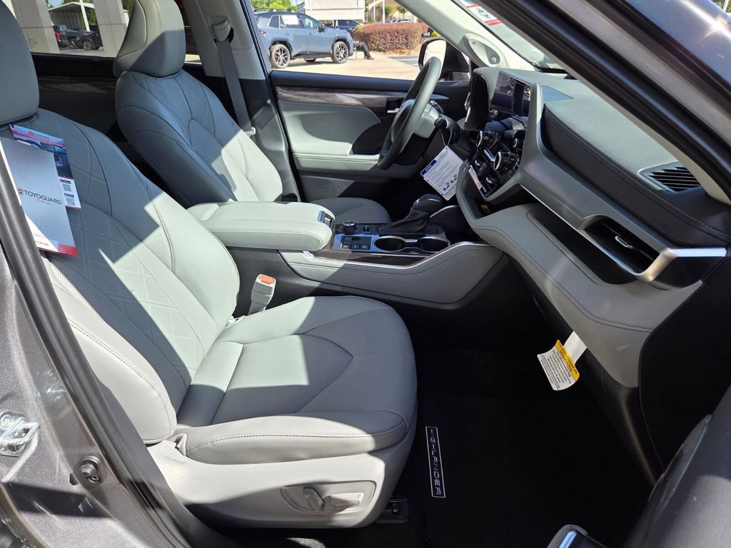 New 2026 Toyota Highlander Platinum AWD/4WD image 16