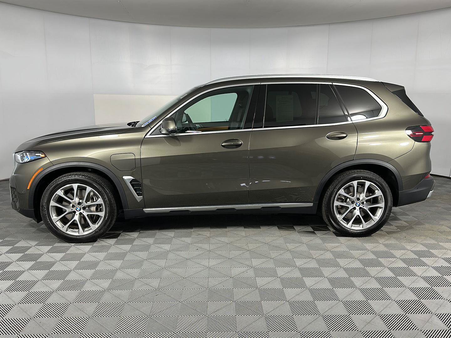 New 2026 BMW X5 xDrive50e w/ Premium Package AWD/4WD image 9