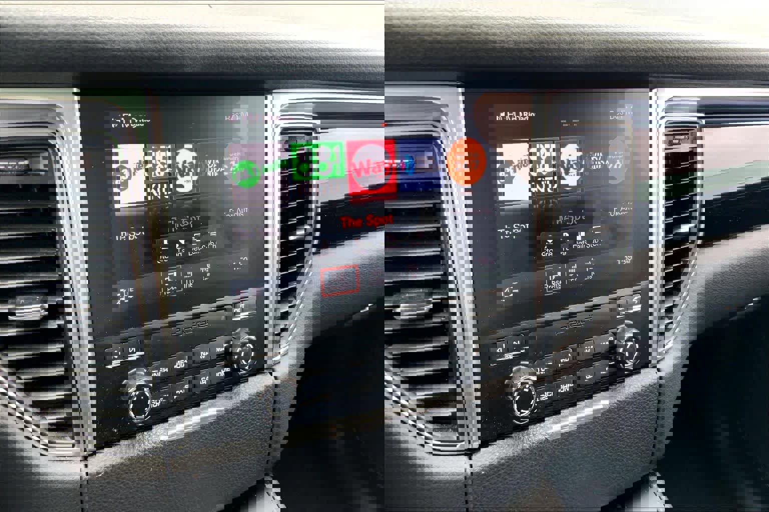 Used 2018 Porsche Macan AWD/4WD image 31