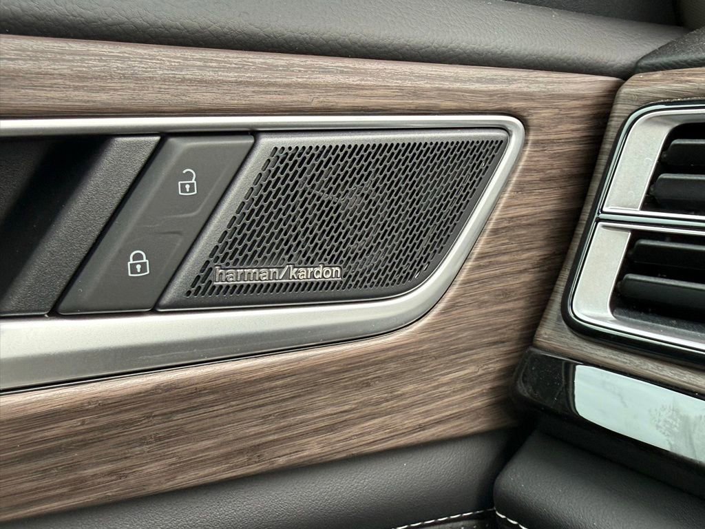 Certified 2025 Volkswagen Atlas SEL Premium R-Line image 9