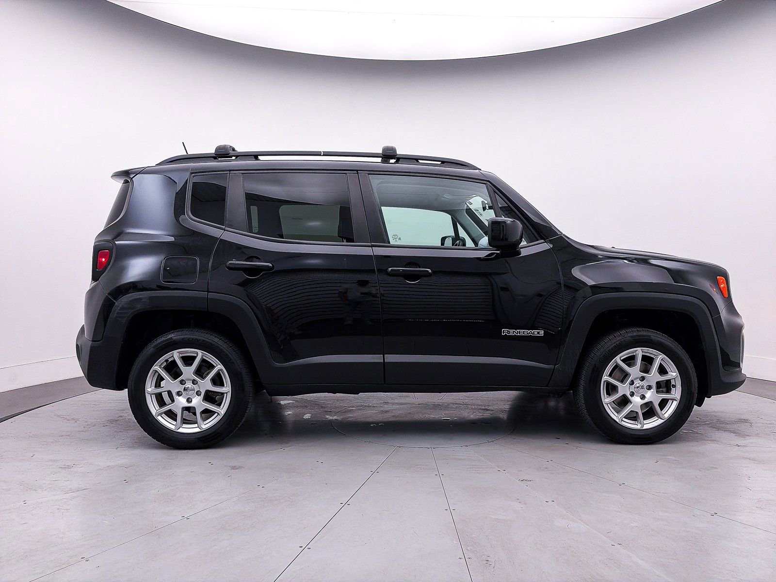 Used 2019 Jeep Renegade Latitude w/ Cold Weather Group image 32