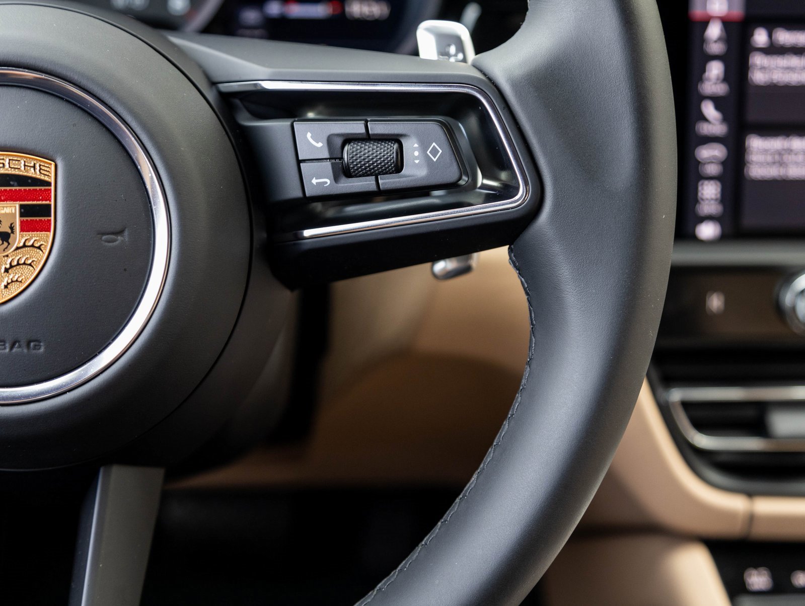 Used 2025 Porsche Macan image 16