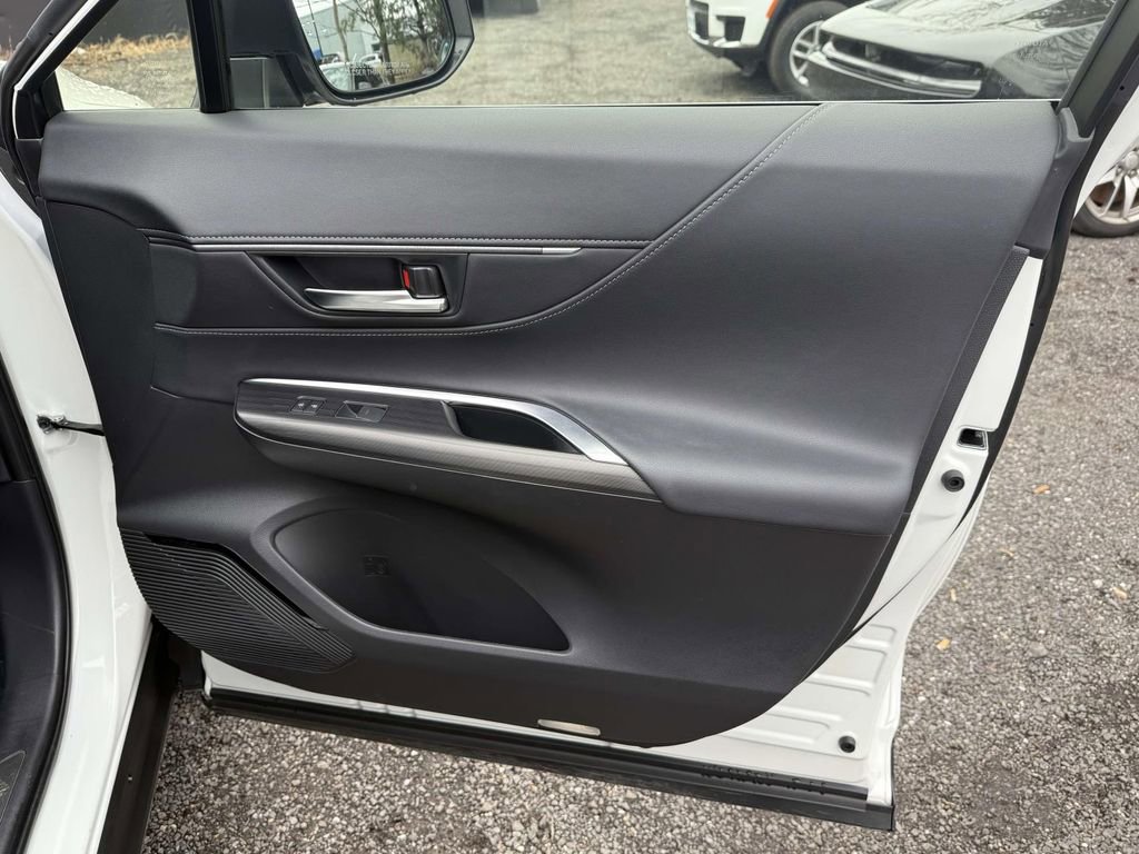 Used 2022 Toyota Venza XLE image 8