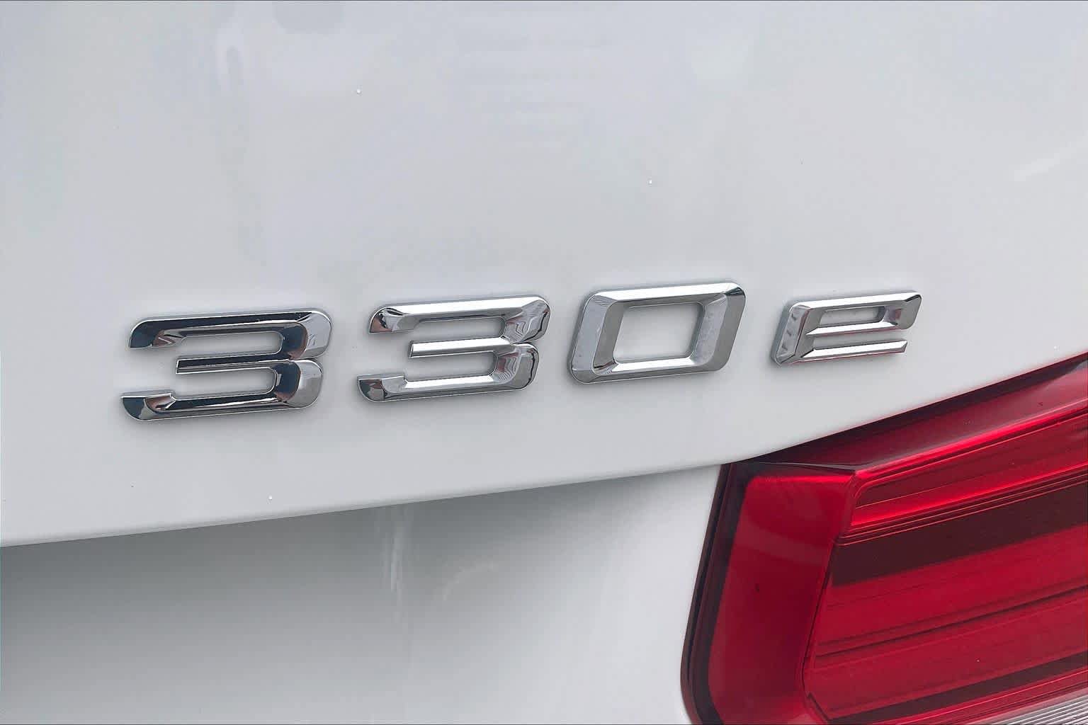 Used 2018 BMW 330e w/ Premium Package RWD image 9