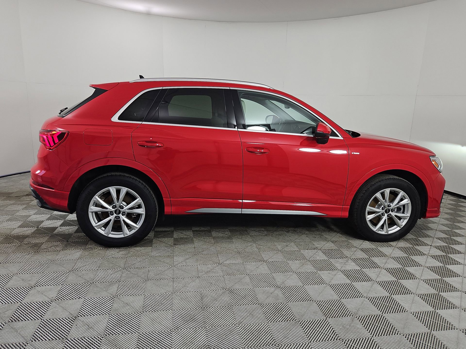 Certified 2025 Audi Q3 2.0T Premium Plus w/ Premium Plus Package image 8