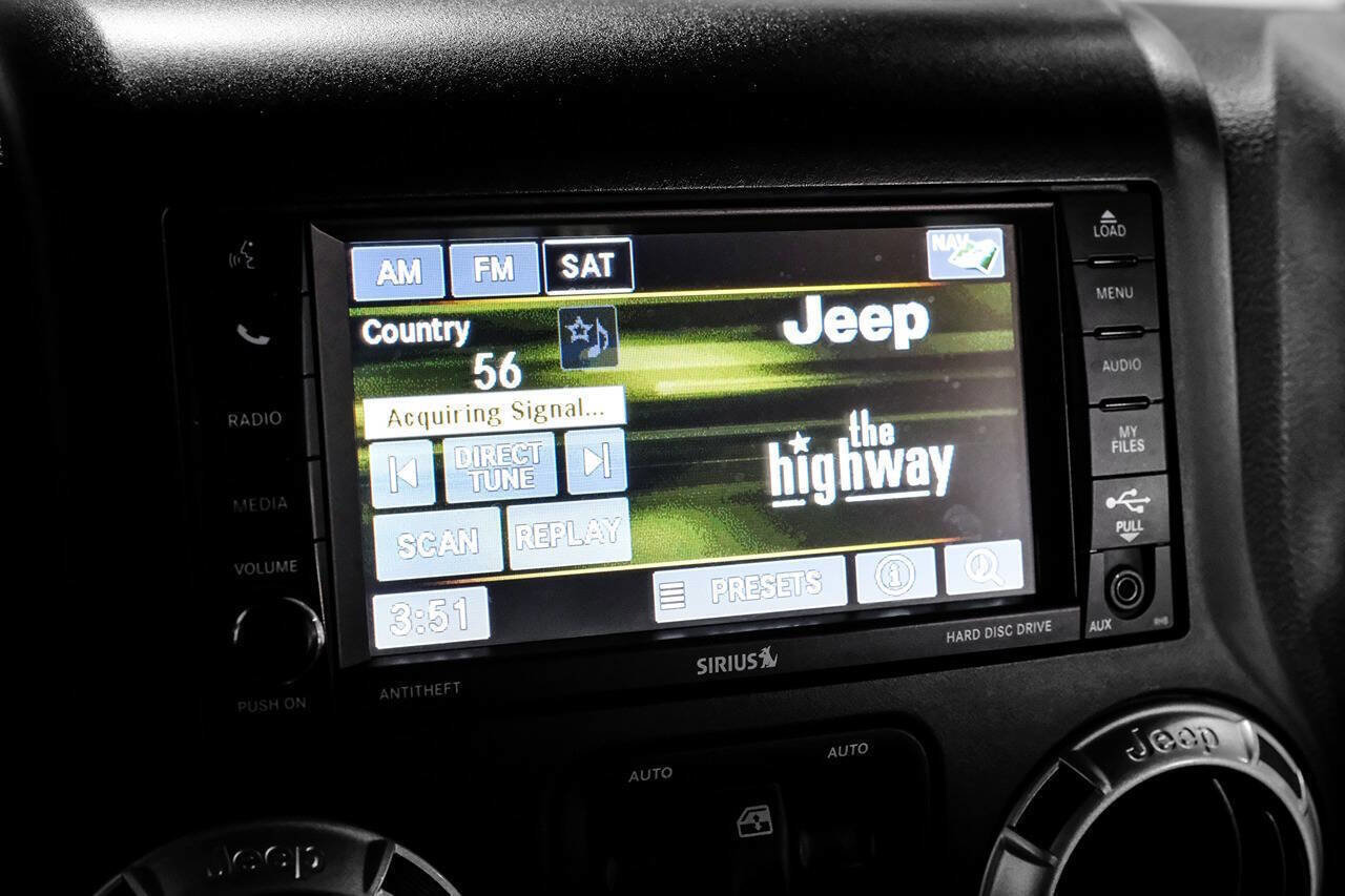 Used 2015 Jeep Wrangler Unlimited Rubicon w/ Connectivity Group AWD/4WD image 24