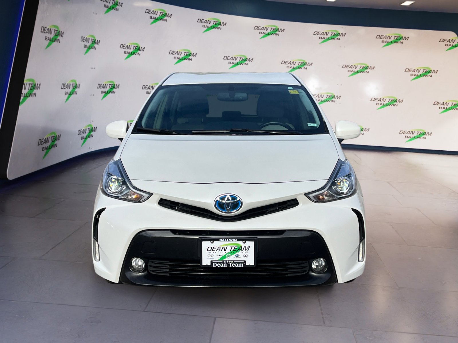 Used 2017 Toyota Prius V Five image 2