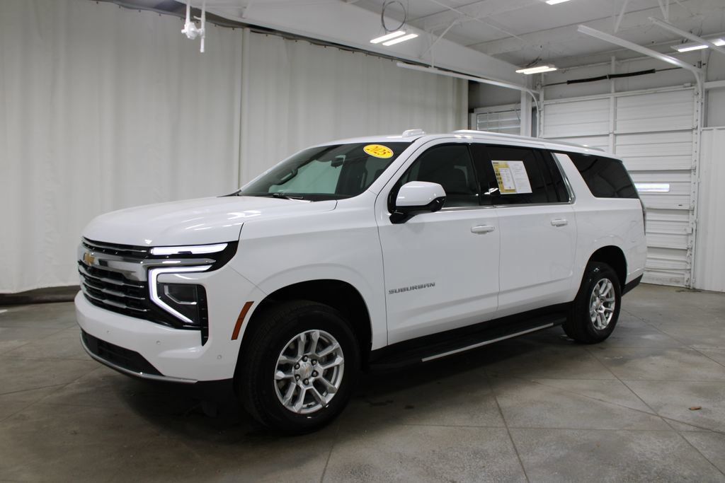 Used 2025 Chevrolet Suburban LT image 4