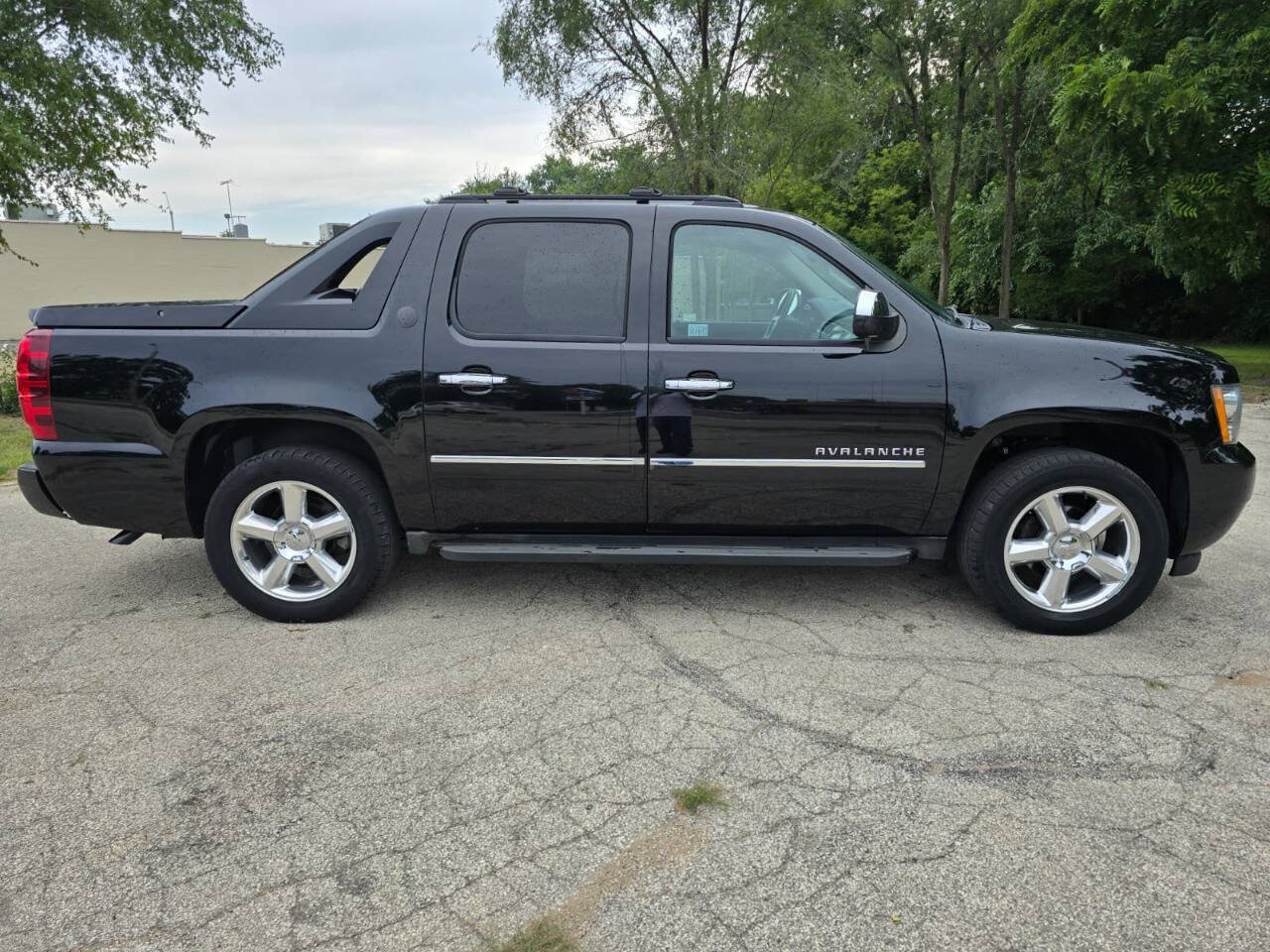Used 2013 Chevrolet Avalanche LTZ AWD/4WD image 4
