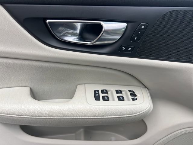 Used 2022 Volvo S60 B5 Momentum w/ Premium Package image 5