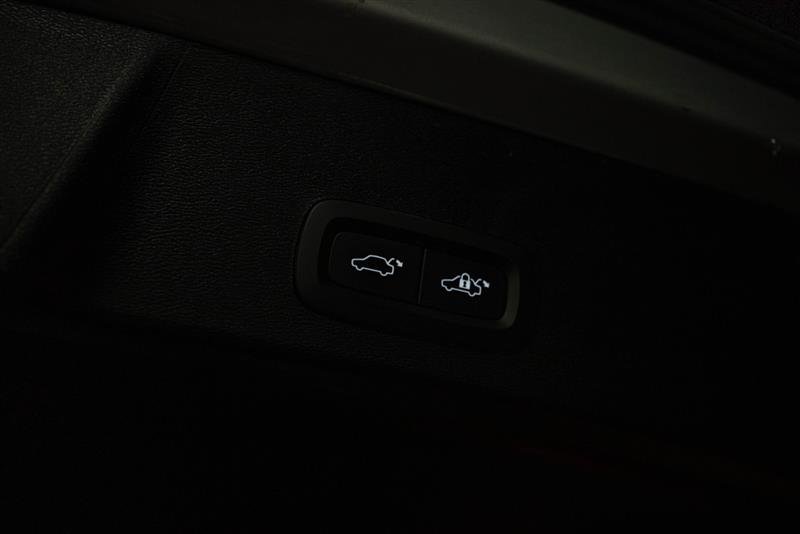 Used 2023 Volvo XC40 B4 Ultimate image 8