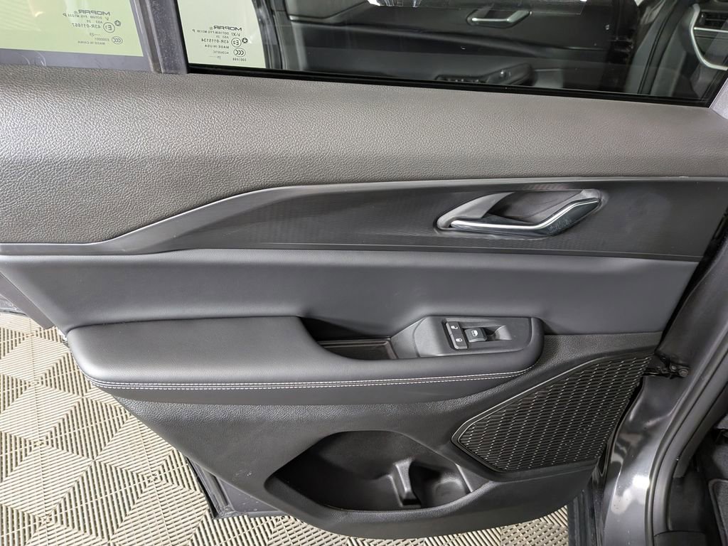 Certified 2025 Jeep Grand Cherokee Laredo X AWD/4WD image 30