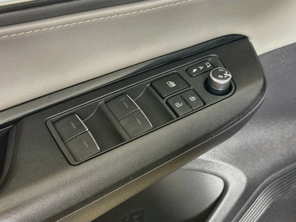 Certified 2021 Toyota Venza LE w/ Carpet Mat Package (TMS) AWD/4WD image 17