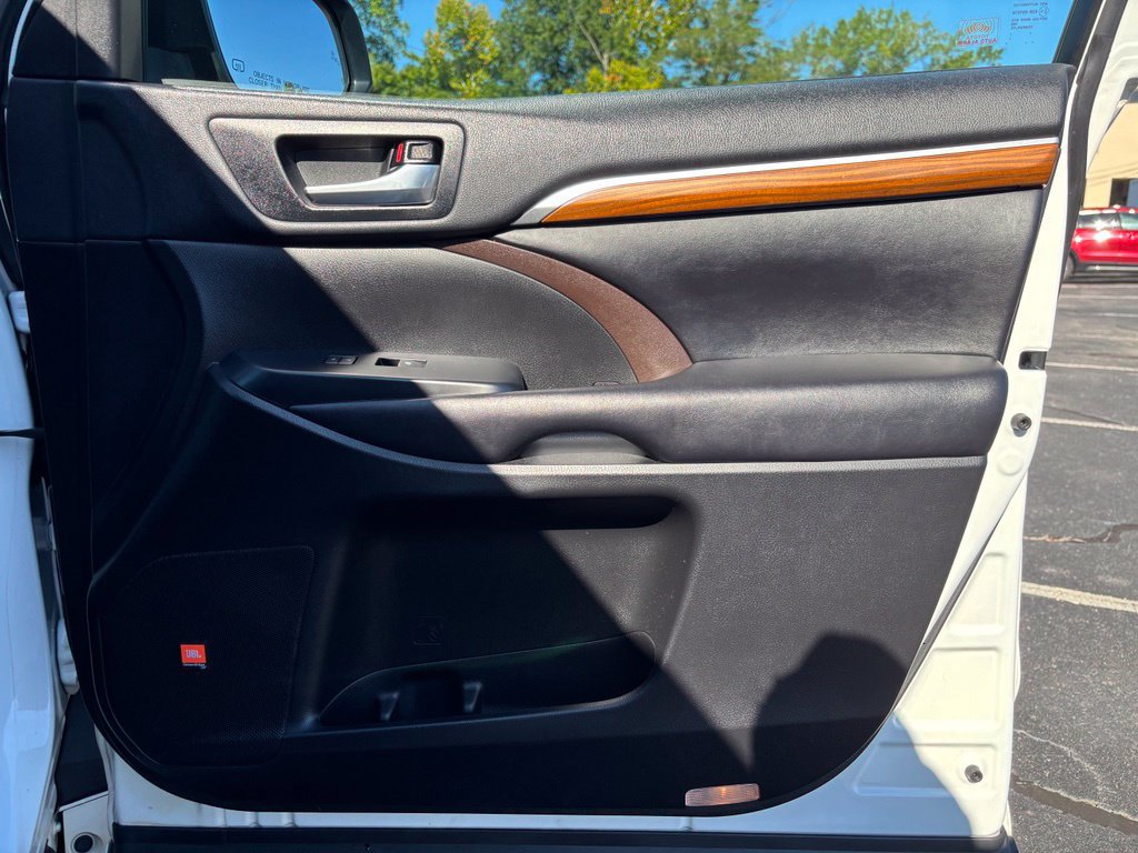 Used 2019 Toyota Highlander Limited FWD image 28