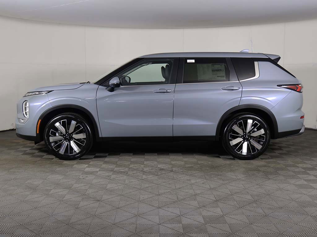 New 2025 Mitsubishi Outlander SE image 18