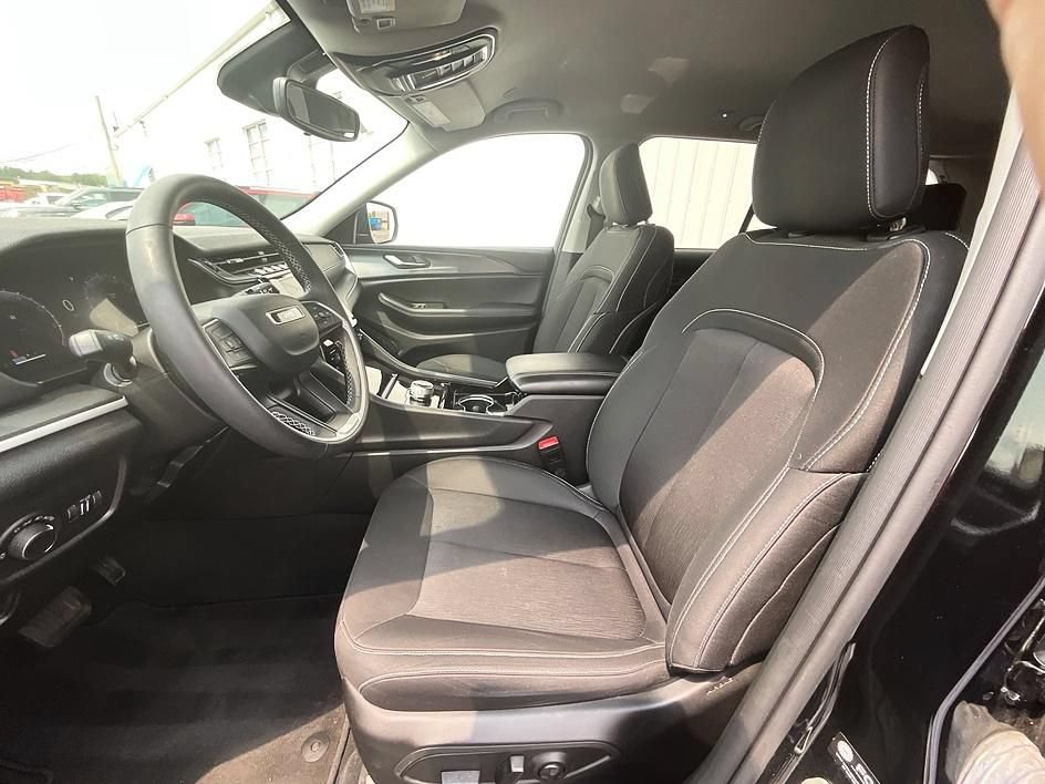 Used 2023 Jeep Grand Cherokee Laredo w/ Luxury Tech Group I AWD/4WD image 4