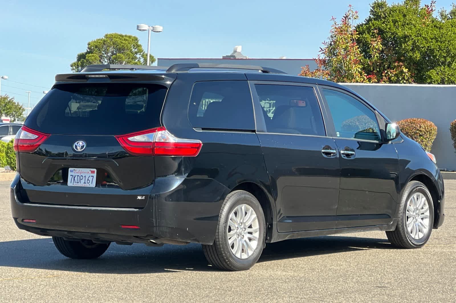 Used 2015 Toyota Sienna XLE FWD image 2