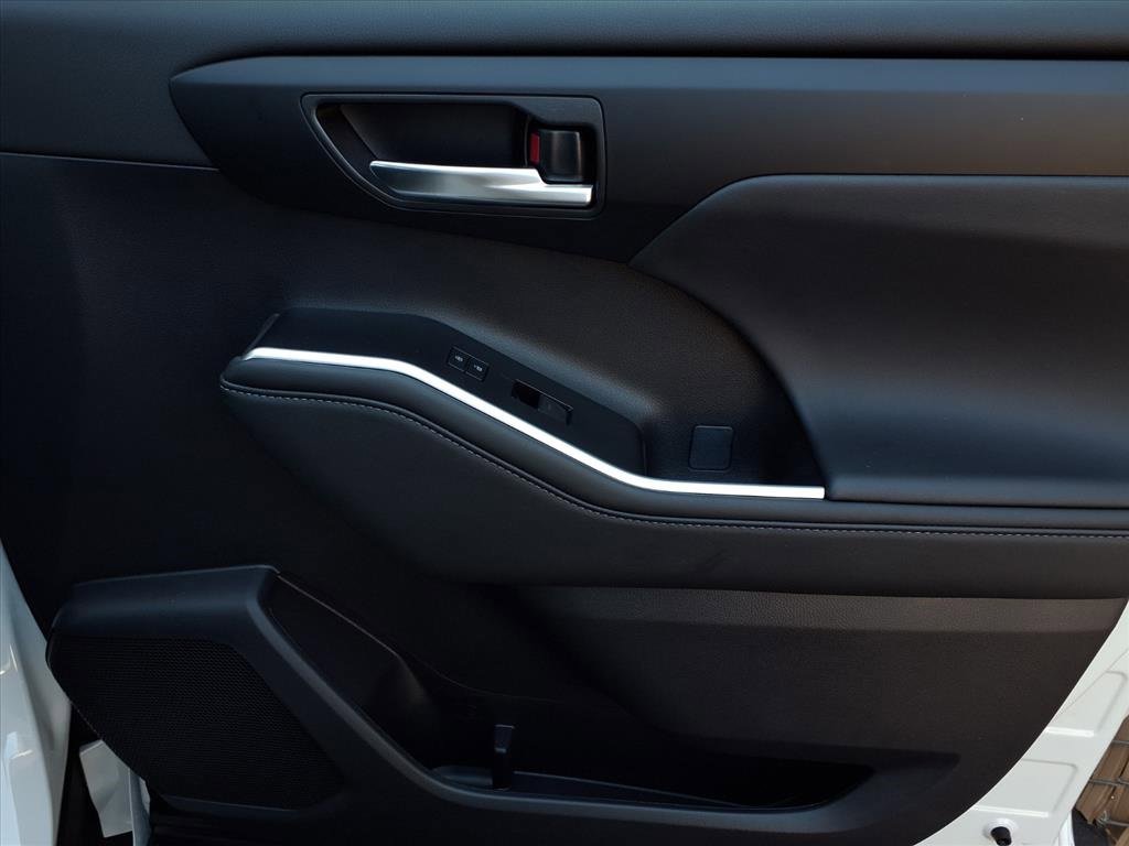 Certified 2025 Toyota Highlander XLE image 26