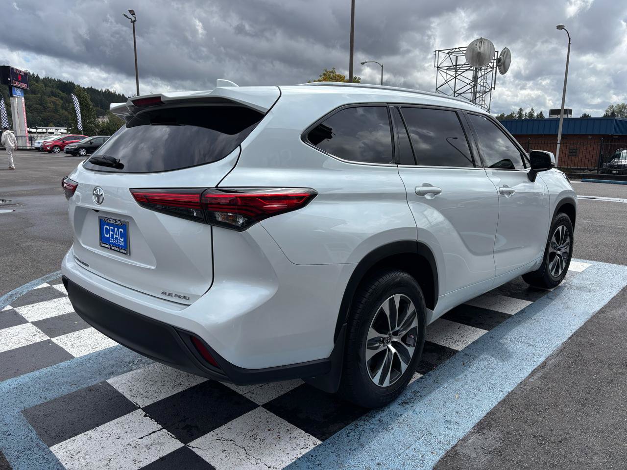 Used 2022 Toyota Highlander XLE AWD/4WD image 5