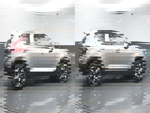 Certified 2024 Volvo XC40 B5 Plus w/ Protection Package Premier image 8