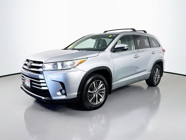 Used 2017 Toyota Highlander XLE w/ Carpet Mat Package AWD/4WD image 2