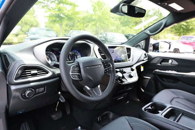 New 2027 Chrysler Pacifica Select FWD image 26
