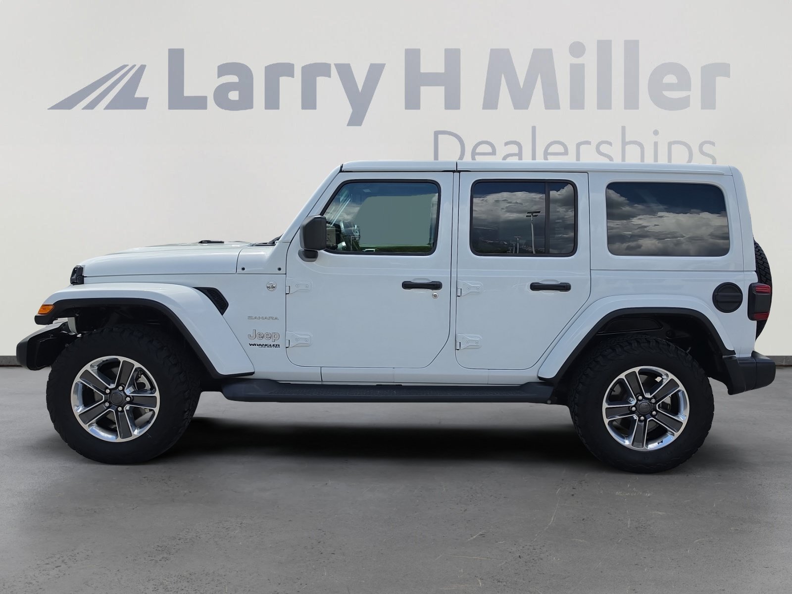 Used 2019 Jeep Wrangler Unlimited Sahara AWD/4WD image 2