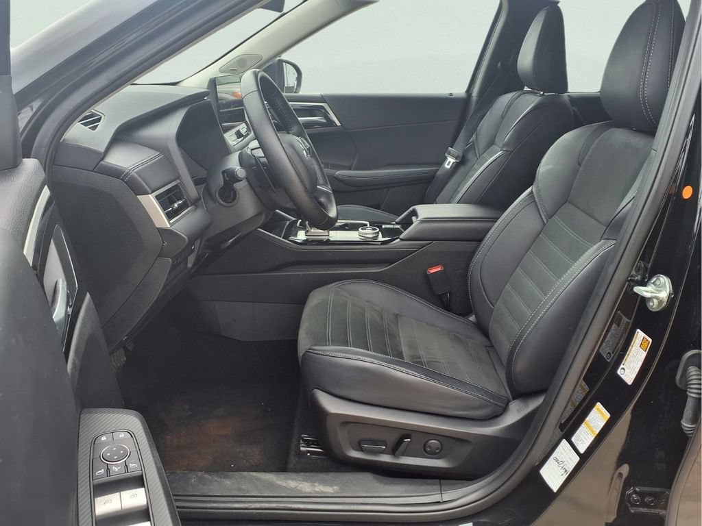 Used 2025 Mitsubishi Outlander SE FWD image 10