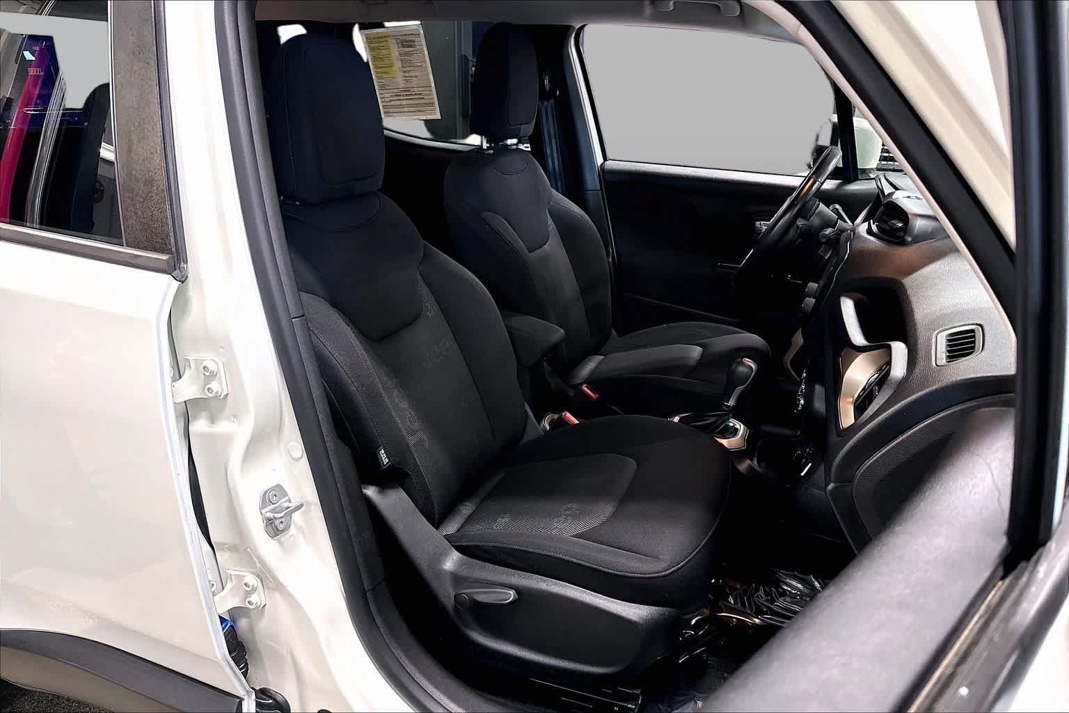 Used 2015 Jeep Renegade Latitude w/ Cold Weather Group II AWD/4WD image 9