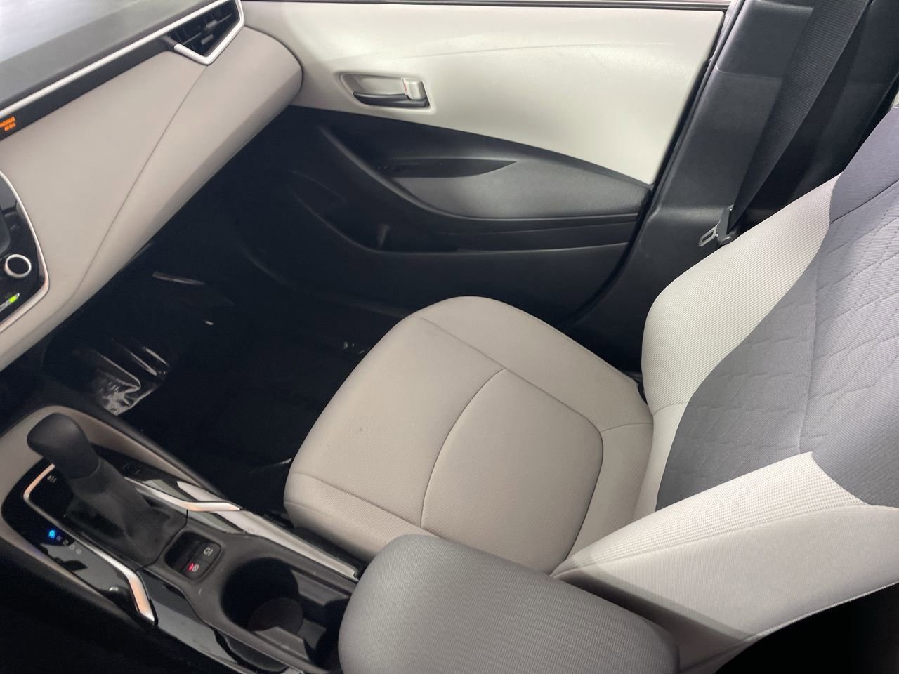 Used 2022 Toyota Corolla LE w/ Carpet Mat Package (TMS) image 23