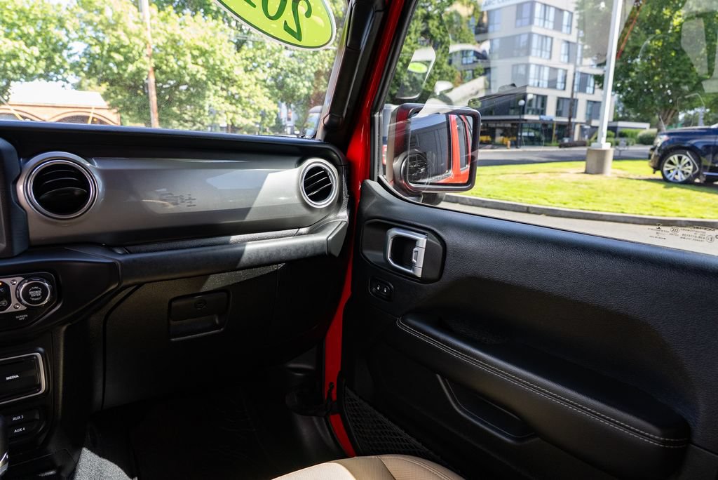 Used 2018 Jeep Wrangler Unlimited Sahara AWD/4WD image 12
