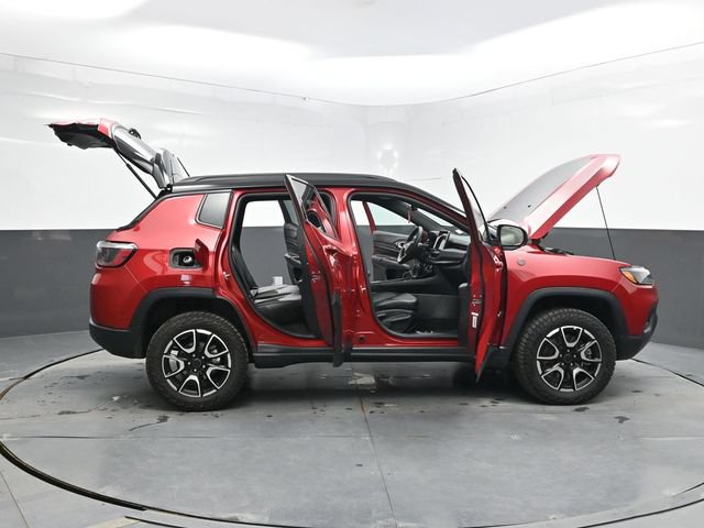 Used 2025 Jeep Compass Trailhawk AWD/4WD image 52