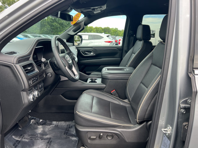 Used 2024 GMC Yukon SLT w/ SLT Luxury Package AWD/4WD image 4
