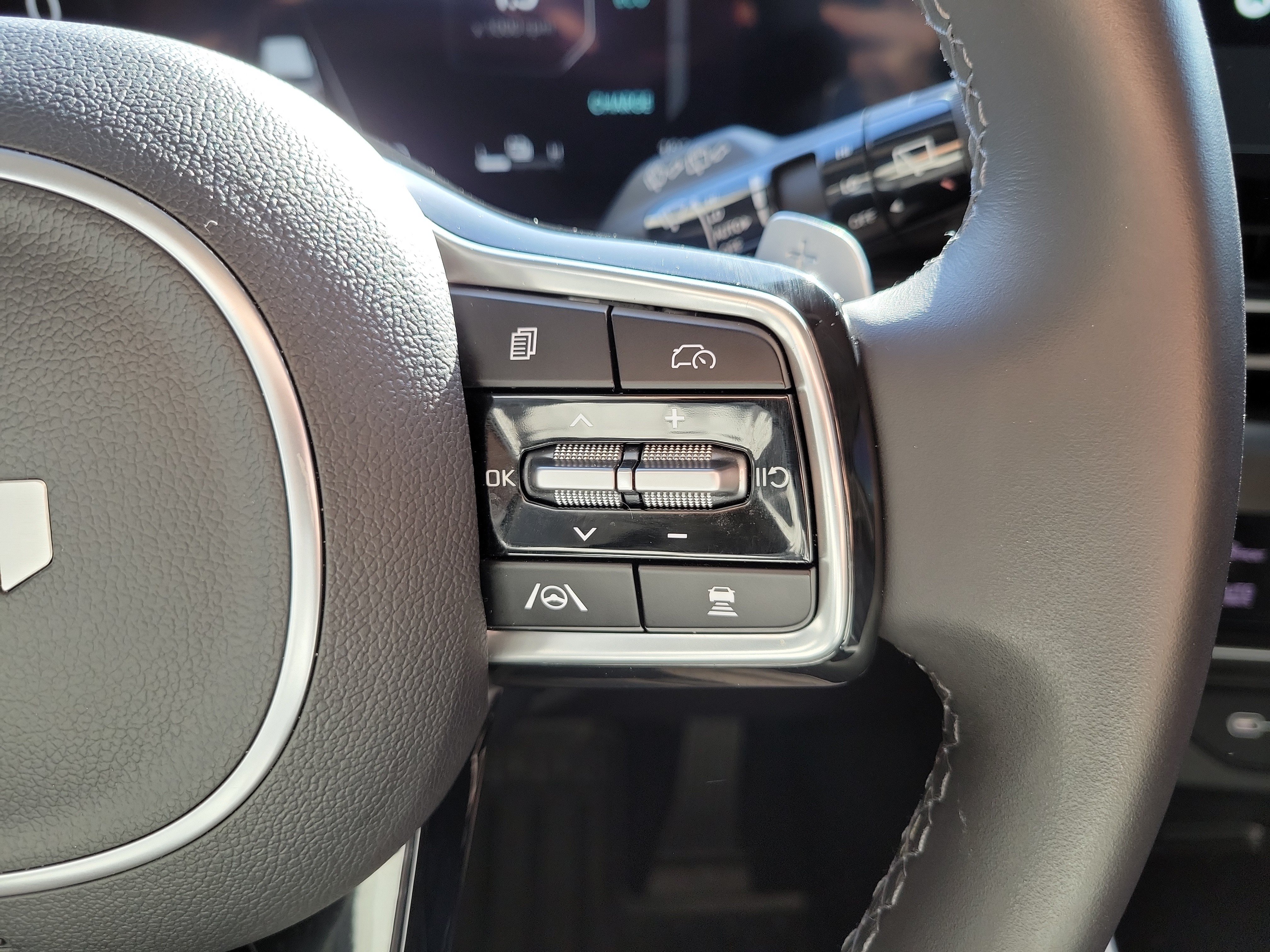 Certified 2025 Kia Carnival SX w/ SX Dark Edition Package FWD image 26