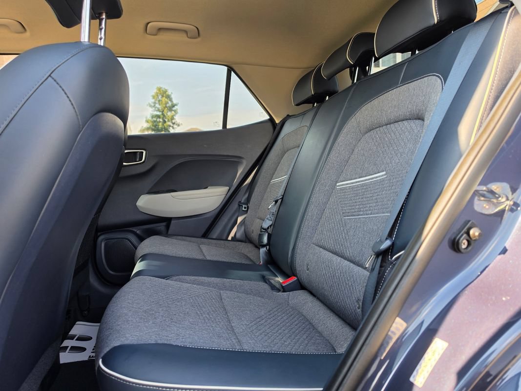Used 2022 Hyundai Venue Limited FWD image 16