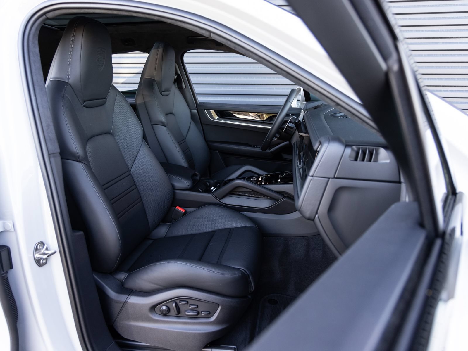 Certified 2026 Porsche Cayenne Turbo AWD/4WD image 34